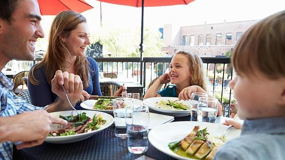 Una familia disfruta de una comida en un restaurante.