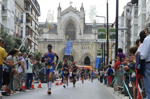 Los triatletas corren por la calle Prado de Vitoria, la pasada edición. 
