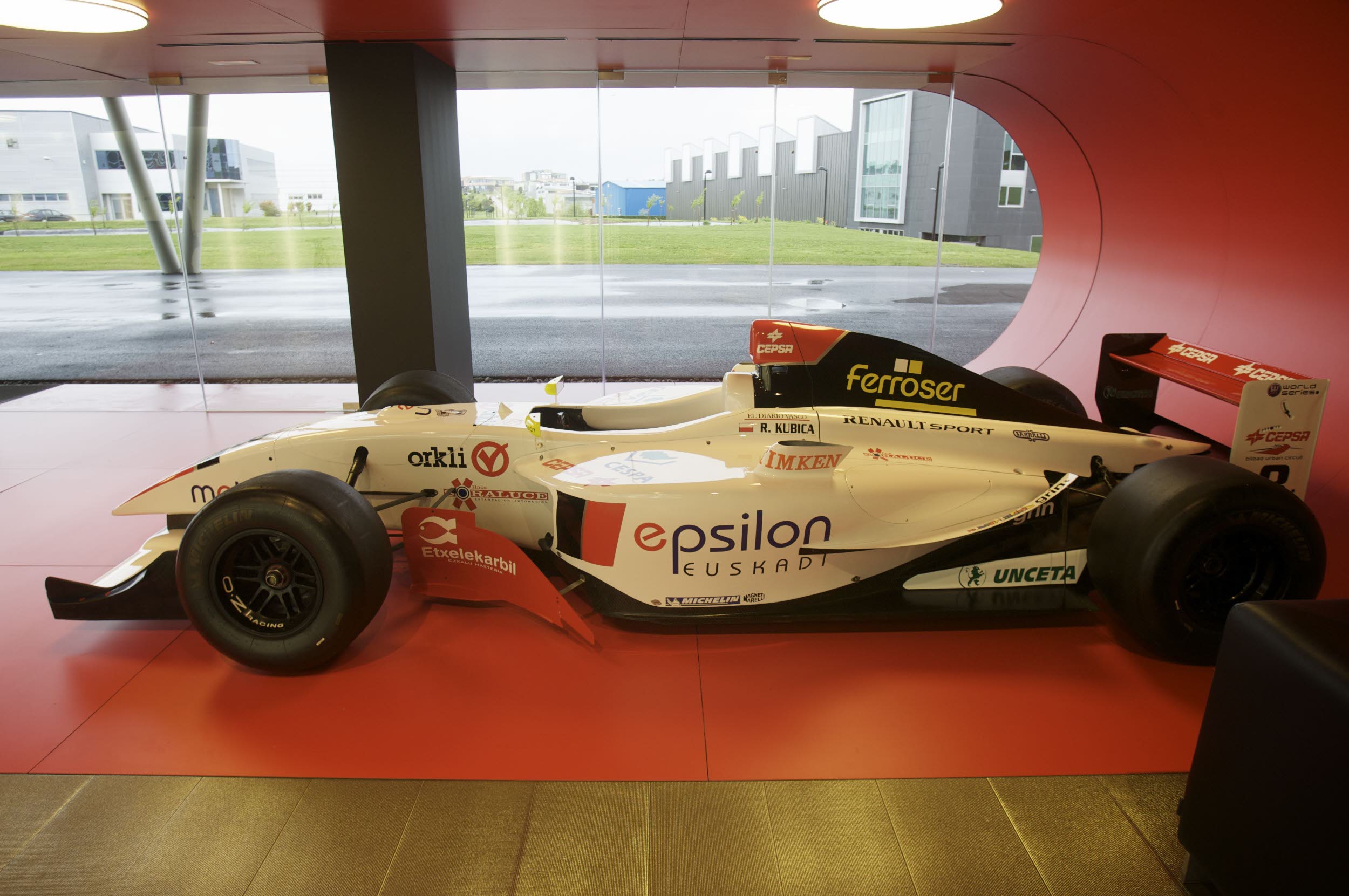 Uno de los bólidos de Fórmula Uno presentados por Epsilon Euskadi en 2010. RAFA GUTIÉRREZ