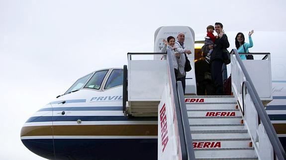 Pasajeros suben a un avión en Foronda. 