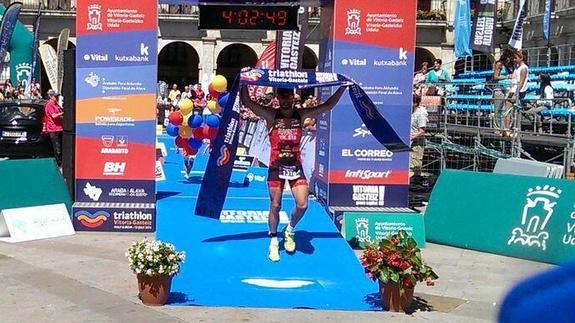 Ruvireta cruza la línea de meta