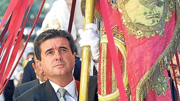 Jaume Matas, en sus tiempos de ministro, porta la Gloriosa Insignia del Oriol en la procesión de Orihuela (Alicante).