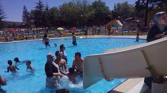Imagen de una mujer con velo en la piscina pública de Gamarra. El alcalde prohibió que esto vuelva a ocurrir. 