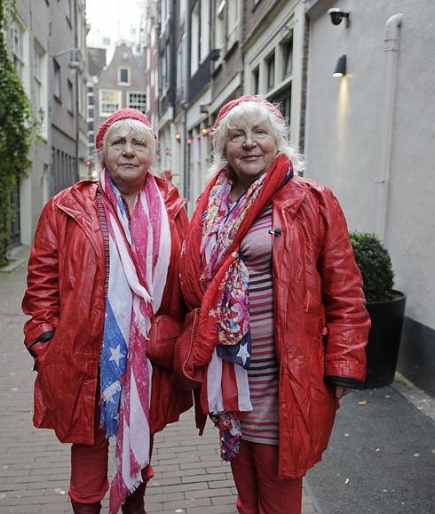 Martine y Louise Fokkens posan en una calle de Amsterdam.