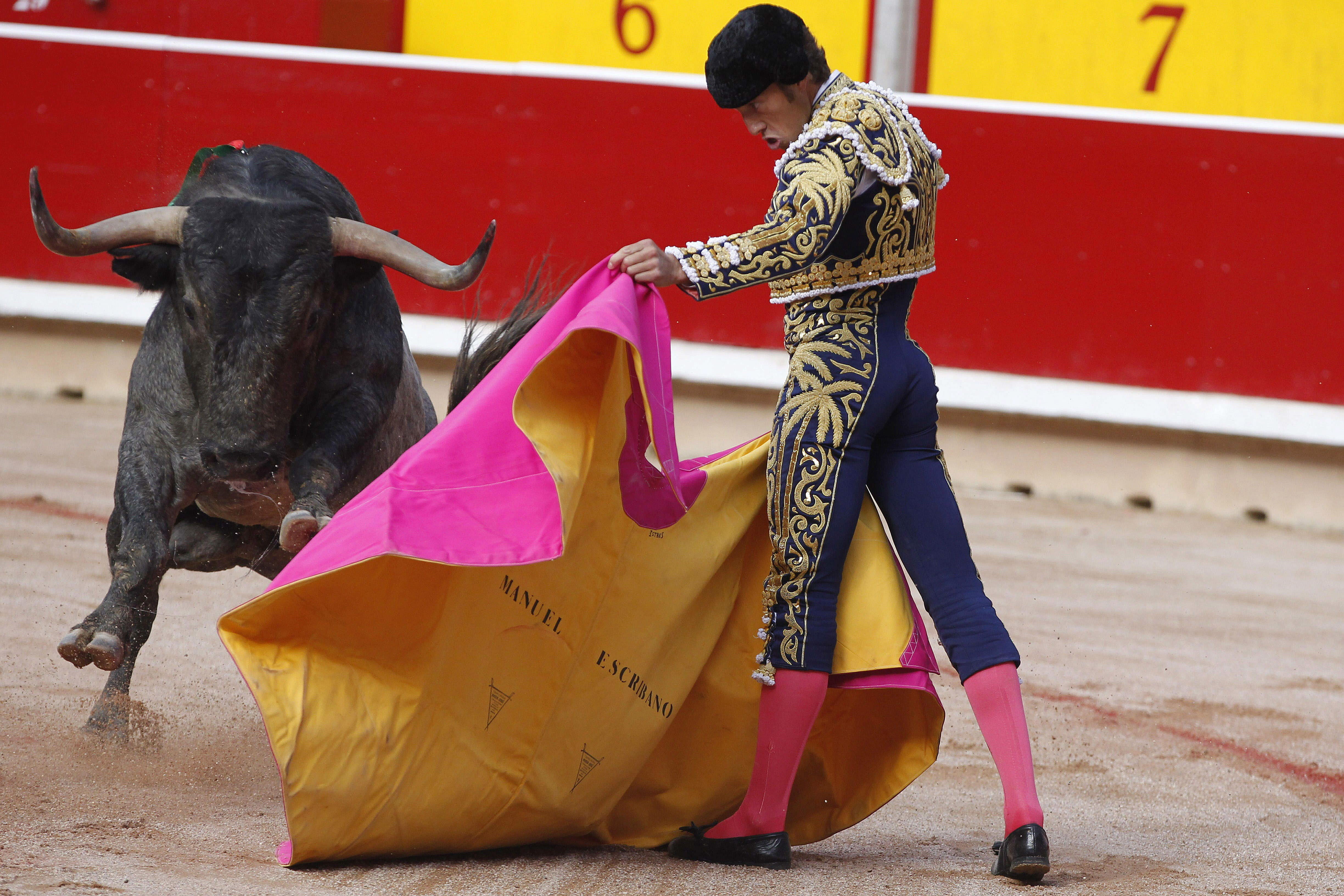El diestro Manuel Escribano con su primer toro, en el noveno festejo de la Feria de San Fermín 2014 