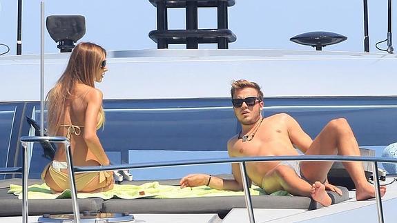 Mario Götze y su novia, la modelo Ann-Kathrin Brommel, cazados por los paparazzi. 