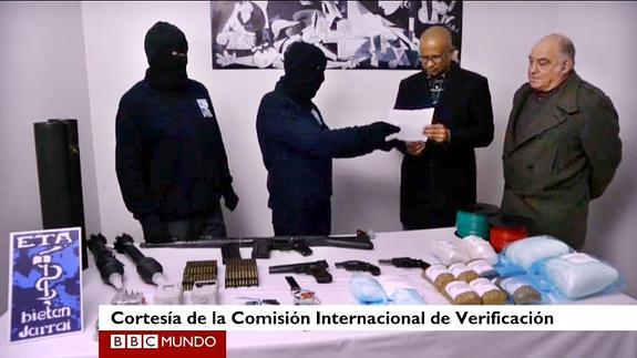 Miembros de ETA, con los mediadores Ram Manikkalingam y Ronnie Kasrils el pasado febrero.
