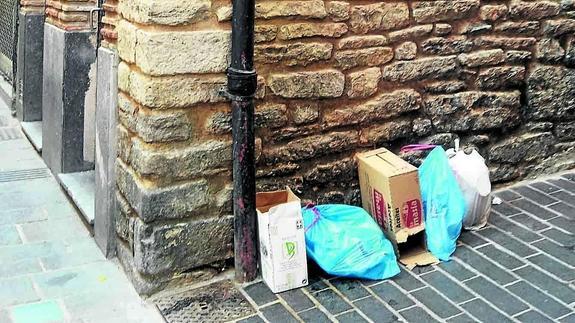 Bolsas de basura abandonadas en la zona afectada. 