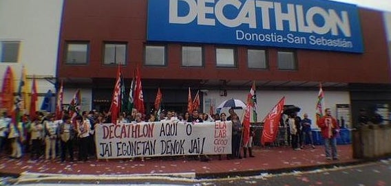 Concentración delante de la tienda Decathlon en San Sebastián.