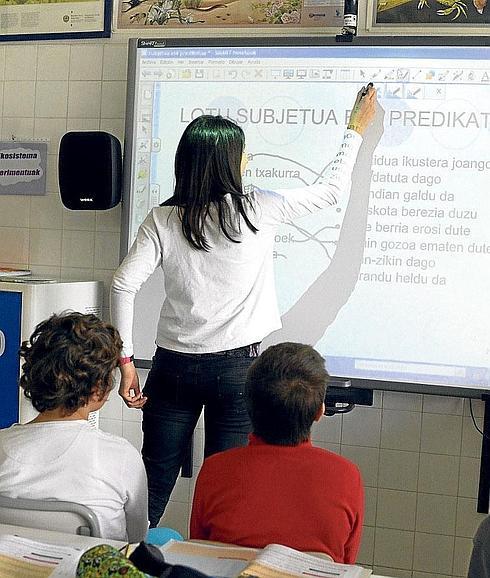 Alumnos en una clase de un colegio público de Gernika.