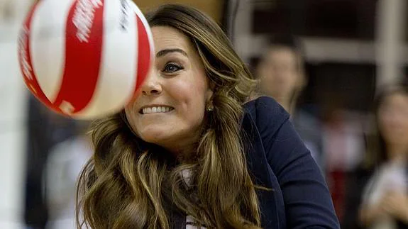 Kate Middleton juega a voleibol con su inseparable blazer.