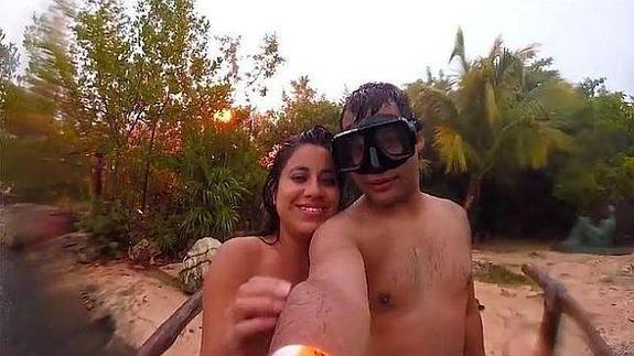 Una pareja, 'pillada' por un rayo mientras se hace un selfie.