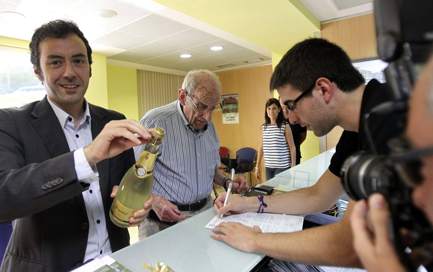El presidente del club, Alex Aranzabal, brinda con un veterano seguidor del Eibar, Luis María Cendoya.