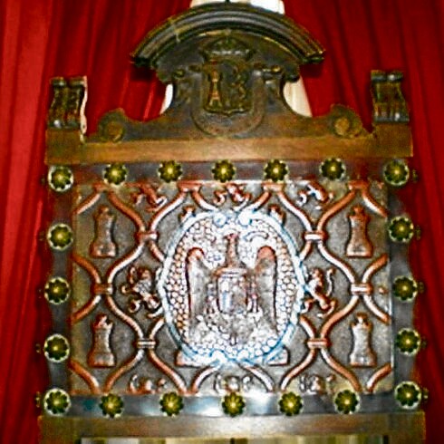 El Ayuntamiento considera que, salvo por el escudo, las sillas son "una obra de artesanía".