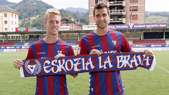 Los nuevos fichajes del Eibar Dani Nieto y Borja Ekiza posan en Ipurua. 