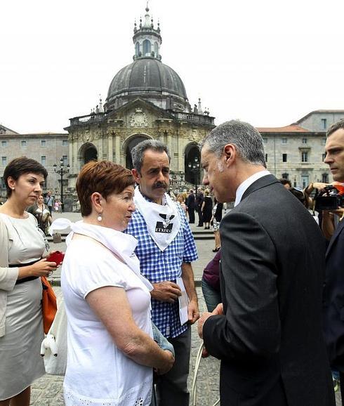 El lehendakari, con representantes de la Asociación de Familiares de Presos de ETA, esta mañana en Azpeitia.