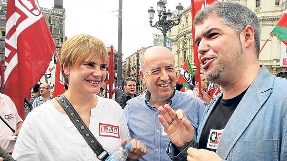 El líder de UGT, Raúl Arza, flanqueado por los secretarios generales de LAB, Ainhoa Etxaide, y Comisiones Obreras, Unai Sordo.