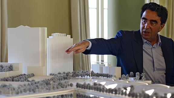 Calatrava con la maqueta de un proyecto de Río de Janeiro. 