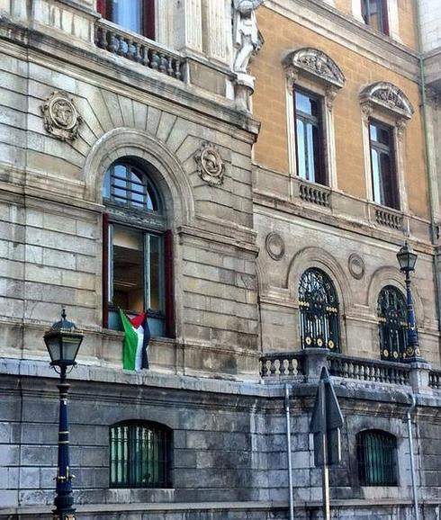 La bandera lleva más de dos semanas colgando de la ventana del despacho de EH Bildu. 