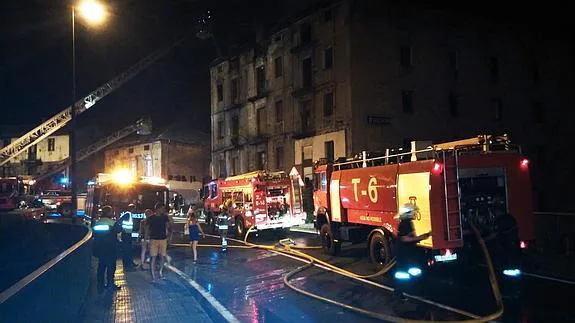 El fuego se declaró  entre los pisos segundo y tercero.