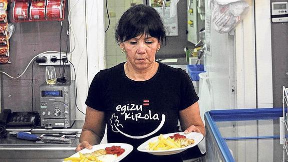 Marina trabaja desde hace 10 años en El Fango, una cafetería que está "siempre llena", asegura.