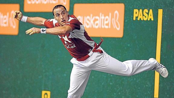 Juan Martínez de Irujo golpea una pelota con la zurda en la final del Manomanista.