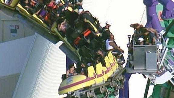 Los equipos de rescate en la montaña rusa Six Flags. 