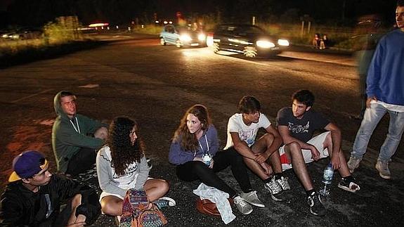 Jóvenes esperando en la carretera tras el desalojo del tren. 
