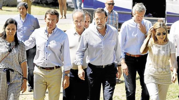 El presidente Rajoy, el jefe del Gobierno gallego y la ministra Pastor, ayer, con alcaldes y representantes del PP en Vilanova de Arousa. 