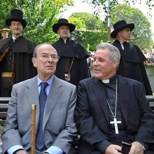 Ibon Areso junto a Iceta en el acto por la virgen. 