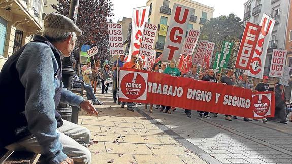 Los sindicatos han aparcado sus diferencias para formar un dique que contenga la pérdida de derechos sociales.