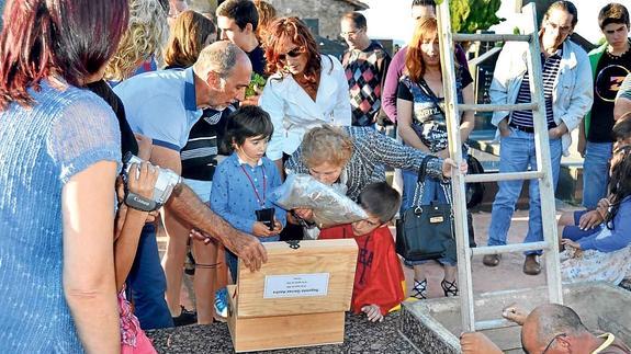 Felisa Gómez besa los restos de su padre antes de ser inhumados en el acto celebrado ayer en Castañares de Rioja.