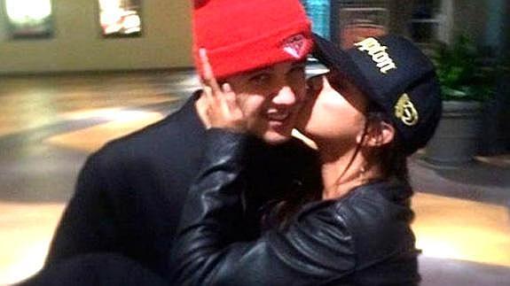 Selena Gomez besa a Justin Bieber, una foto que fue borrada por el cantante. 