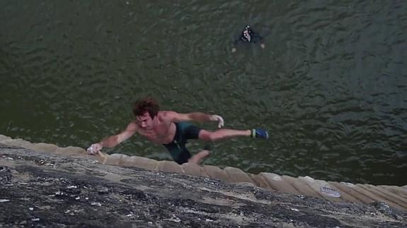 Chris Sarma escalador profesional en la competición de Red Bull en Puente la Reina.