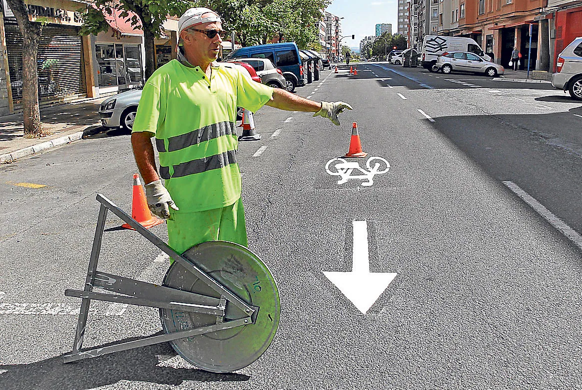 Un operario realiza labores de señalización en la avenida de Santiago.