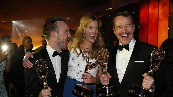 Aaron Paul -mejor actor secundario-, Anna Gun -mejor actriz secundaria- y Bryan Cranston -mejor actor-, con sus premios.