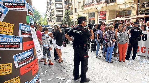 Una concentración sindical impide la apertura de la tienda Decathlon en el centro de Bilbao, el 25 de julio, festivo en el País Vasco.