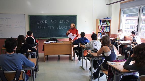 Una profesora da clase de inglés a sus alumnos.