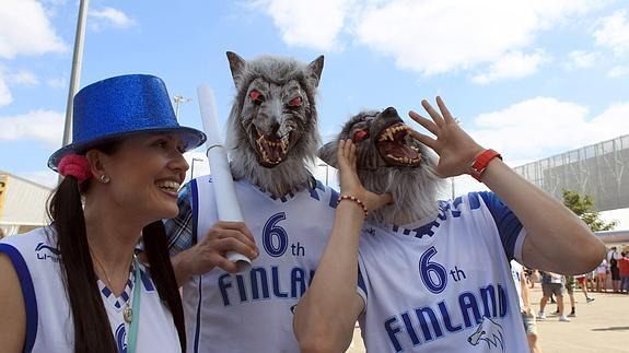 Varios seguidores de Finlandia con las caretas de lobos.
