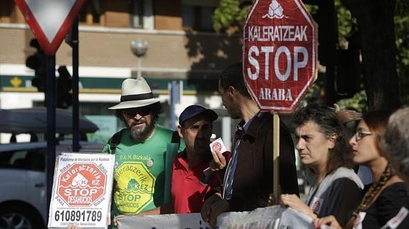 Imagen de la concentración de este lunes en los juzgados.  