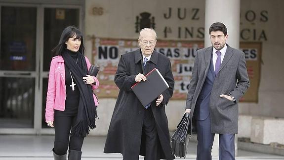 Simón Viñals, en el centro, a la salida de los juzgados en abril del año pasado.