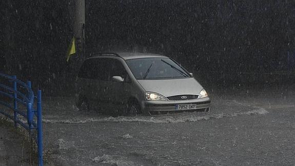 La tormenta ha producido fuertes inundaciones en Vitoria.