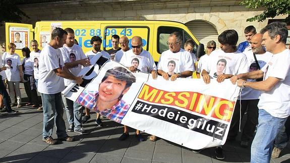 Amigos del joven Hodei Eguiluz desaparecido en Amberes concentrados ante el ayuntamiento de Galdakao.
