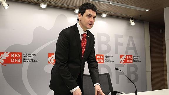 El portavoz de la Diputación foral de Bizkaia, Unai Rementeria, en rueda de prensa. 