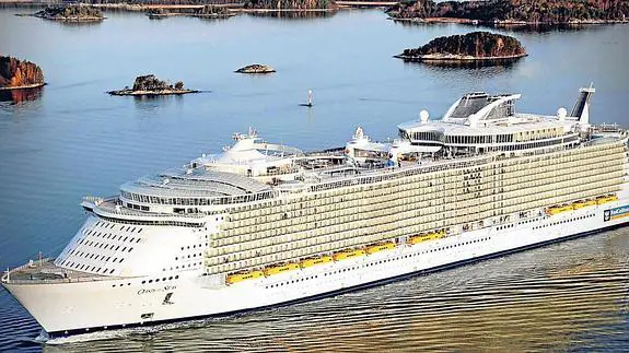 El 'Oasis of the Seas' surca el mar Báltico en su primer viaje tras salir de los astilleros de puerto de Turku, en Finlandia, en octubre 2009.