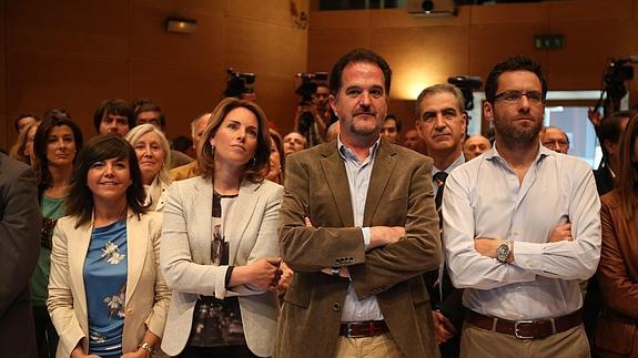 Carlos Iturgaiz, junto a Nerea Llanos, secretaria general del PP vasco, Arantza Quiroga, presidenta del PP vasco, y Borja Sémper.