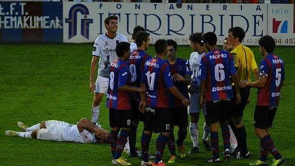 Los futbolistas del Leioa, durante el partido.