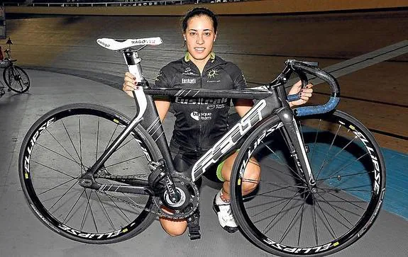 La ciclista alavesa Tania Calvo posa con una de sus bicicletas.