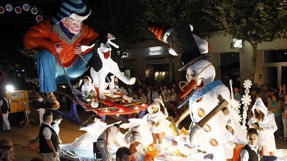 Carroza ganadora del grupo Trotamundos, 'Un día en la nieve'. 