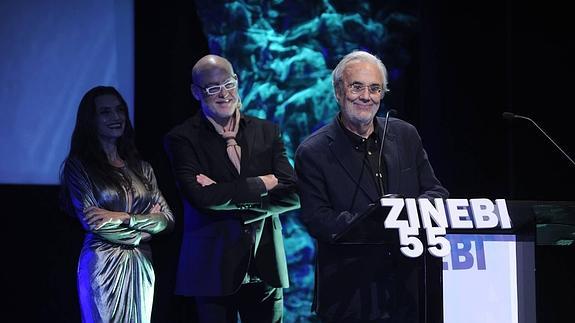 El director Manuel Gutierrez Aragon, agradece el premio Mikeldi de Honor en la pasada edición del Zinebi, detras Angel Molina y el actor Aitor Mazo.